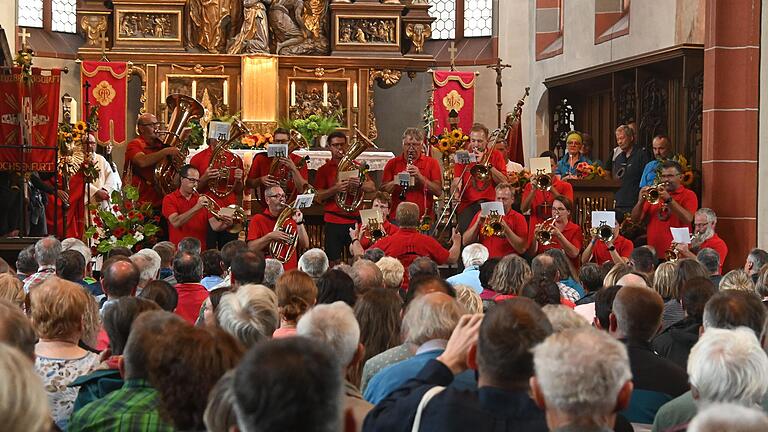 Ein letztes Mal bringen die Kreuzbergmusikanten die vollbesetzte Ochsenfurter Stadtpfarrkirche mit dem Lied 'Amazing Grace' zu erklingen.