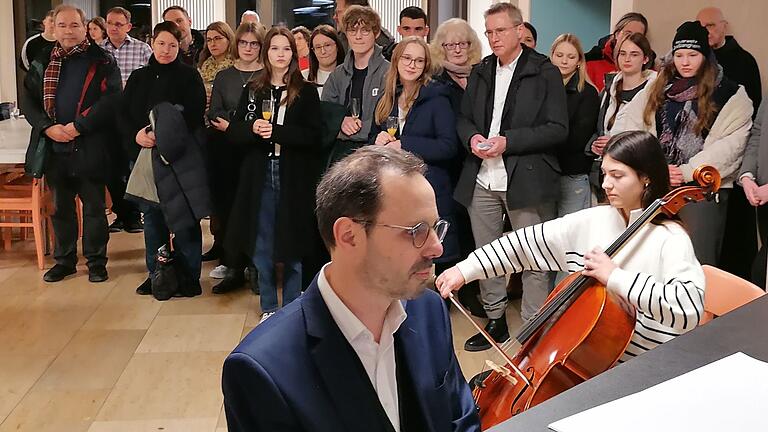 Für den musikalischen Einstieg sorgten Schulleiter Markus Binzenhöfer (Klavier) und Emilia Weidt (Cello).