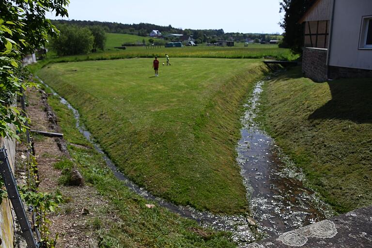 Der Ziegelbach, früher Thalbach genannt: Die natürliche Grenze zwischen Wiesenfeld und der ehemaligen 'Einöde' Eckartshofen. Der Ziegelbach, früher Thalbach genannt: Die natürliche Grenze zwischen Wiesenfeld und der ehemaligen 'Einöde' Eckartshofen.