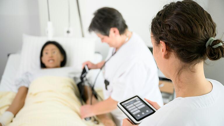 Die richtige Patientenversorgung kann man im KKL an einer digital verkabelten Puppe üben. Die richtige Patientenversorgung kann man im KKL an einer digital verkabelten Puppe üben.