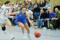 Emma Weltz (rechts) von den QOOL Sharks Würzburg führt den Ball gegen Emma Rhein von den Falcons Bad Homburg. Die Würzburgerinnen unterliegen dem Tabellenführer der Zweiten Basketball-Bundesliga Süd mit 51:64. 250 Zuschauerinnen und Zuschauern verfolgten die Partie im Sportzentrum Feggrube.