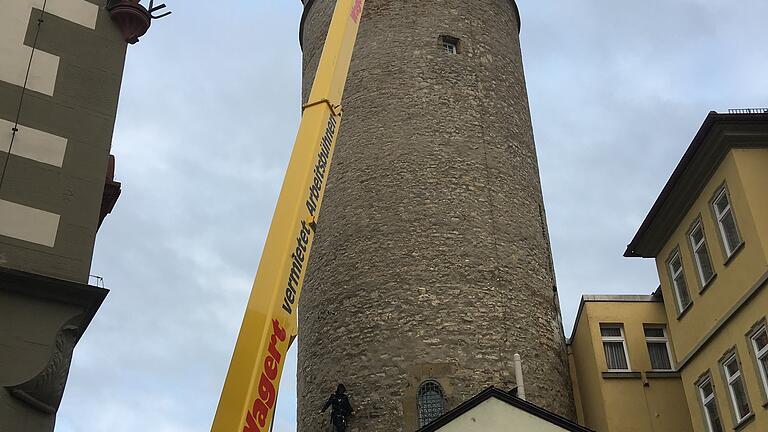 Bayerns größte Adventskerze ist jetzt wieder der Kitzinger Marktturm.