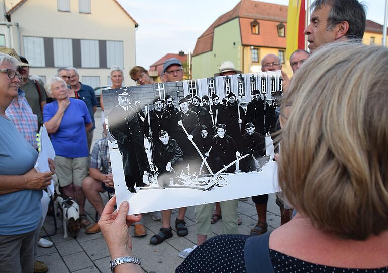 Mit großen Fotos, hier von französischen Kriegsgefangenen mit dem damaligen Bürgermeister Ludwig Röckelein, wurde die Spurensuche des Nationalsozialismus in Werneck veranschaulicht.