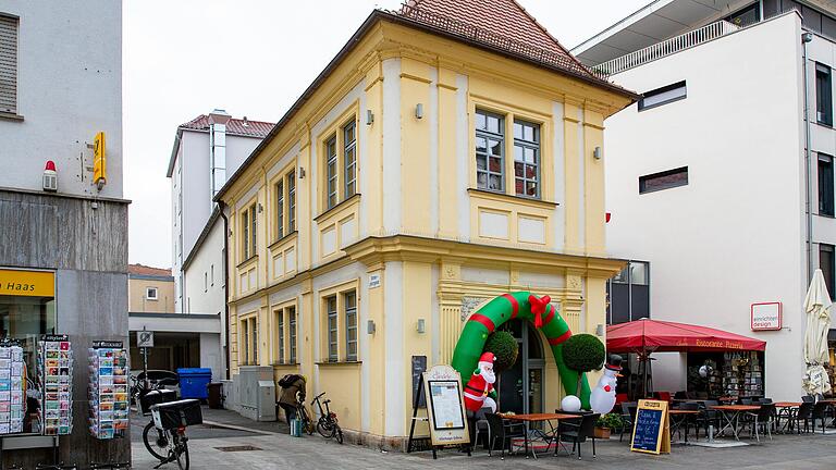 Mitte der 1950er Jahre zugunsten der Straße verkleinert, inzwischen auch noch von einer Seite zugebaut: der ehemalige Gartenpavillon in der Spiegelstraße.