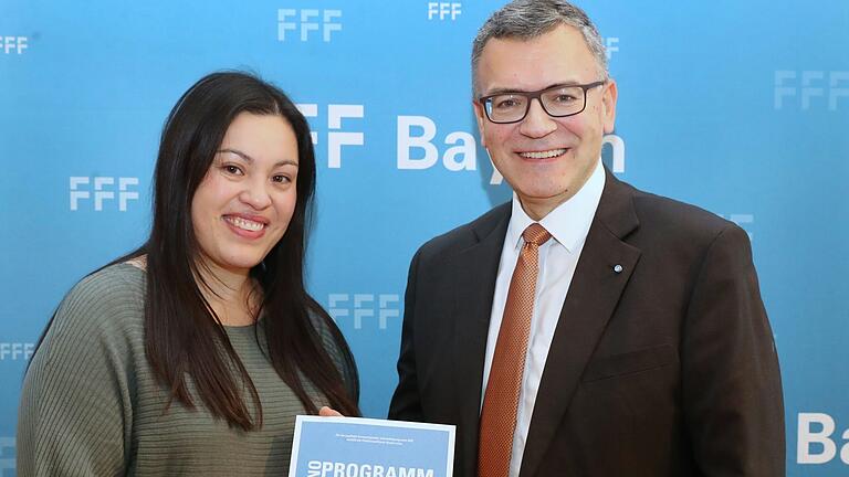 Carolin Dunst vom Kino Burg-Lichtspiele bekam 2023 die Urkunde für den Filmprogrammpreis von Staatsminister Florian Hermann überreicht. 2024 konnte die Familie nicht persönlich an der Preisverleihung teilnehmen.