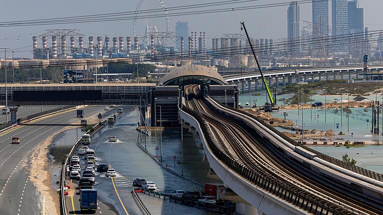 Überschwemmungen in Dubai       -  Überschwemmungen in Dubai im vergangenen Frühjahr. Wegen steigender Temperaturen kommt es nach Einschätzung der Klimawissenschaftler der Munich Re auch in Weltregionen zu schweren Unwettern, in denen solche Extremereignisse bisher quasi unbekannt waren.
