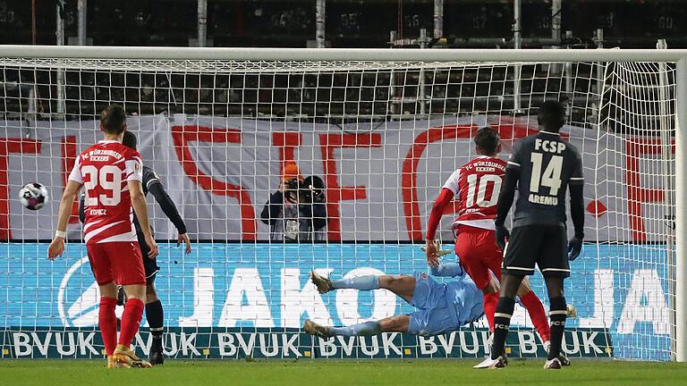 Marvin Pieringer (Nummer 10) trifft per Foulelfmeter zum 1:0 für die Würzburger Kickers gegen den FC St. Pauli. Marvin Pieringer (Nummer 10) trifft per Foulelfmeter zum 1:0 für die Würzburger Kickers gegen den FC St. Pauli.