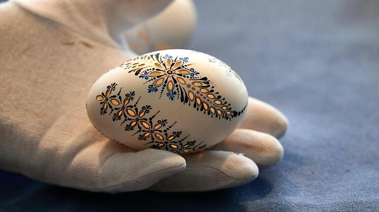 Nur mit Handschuhen fasst Leopold Marschner seine kleinen Kunstwerke an. Nur mit Handschuhen fasst Leopold Marschner seine kleinen Kunstwerke an.