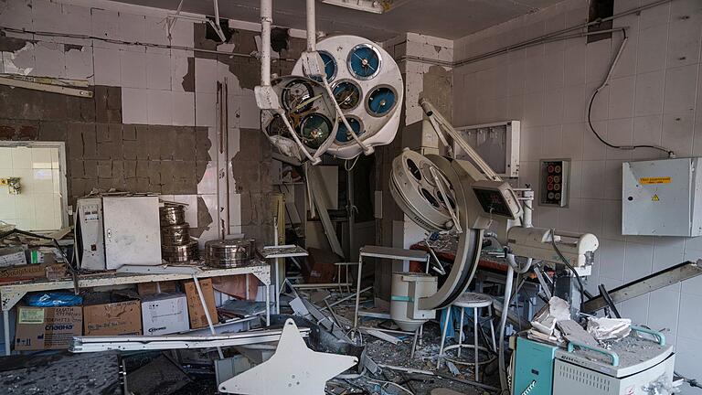 Ukraine-Krieg - Kiew       -  Ein Blick auf die Schäden in dem von russischen Raketen getroffenen Teil des Kinderkrankenhauses.