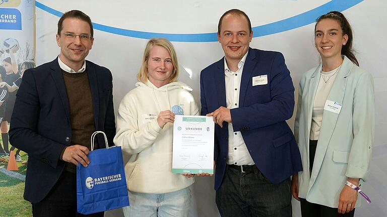 U30-Fußballhelden 2025 (von links): BFV-Präsident Christoph Kern, Celine Müller (Kreissiegerin Schweinfurt, TV Haßfurt), Pascal Heim (U30-Mitglied Bezirksausschuss Unterfranken), Selina Vollmar (U30-Mitglied im Verbandsvorstand).