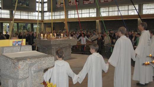 Genesungsgottesdienst für Roland Breitenbach: Alle rund 400 Besucher in St. Michael Schweinfurt reichten sich am Sonntag die Hände, wünschte mit dieser Symbolik »ihrem Roland« eine rasche Gesundung und baldige Rückkehr. Den Gottesdienst hielt Diakon Stefan Philipps (rechts).