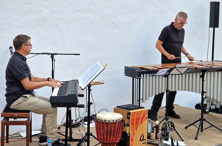 Beim sechsten und letzten Sommerkonzert begeisterten Alexander Jacobi (Keyboards) und Helmut Kandert (Marimbaphon und Percussion) als 'Duo Marimpiano' die über 80 Besucher im Synagogenhof