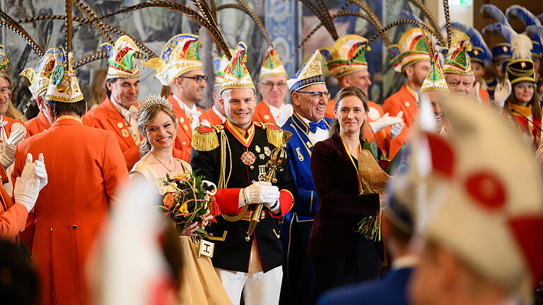 Inthronisierung Prinzenpaar 1.KaGe Elferrat       -  Narren an der Macht: Das Prinzenpaar der 1. KaGe Elferrat, Phil I und Kata, übernimmt am Samstag (13.01.24) mit der symbolischen Schlüsselübergabe durch Bürgermeisterin Judith Roth-Jörg im Rathaus die Macht in der Stadt. Faschingsgesellschaften aus Stadt und Land huldigten mit ihren Symbolfiguren den närrischen Regenten.