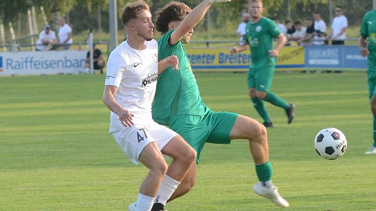 Zu spät: Der Neudrossenfelder Lennart Wöhner (rechts) klärt gegen Tim Wagner vom TSV Karlburg.