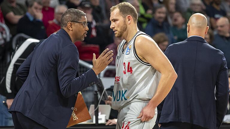 Teamarbeit: Baskets-Co-Trainer Steven Key (links) brieft Flügelspieler Felix Hoffmann.