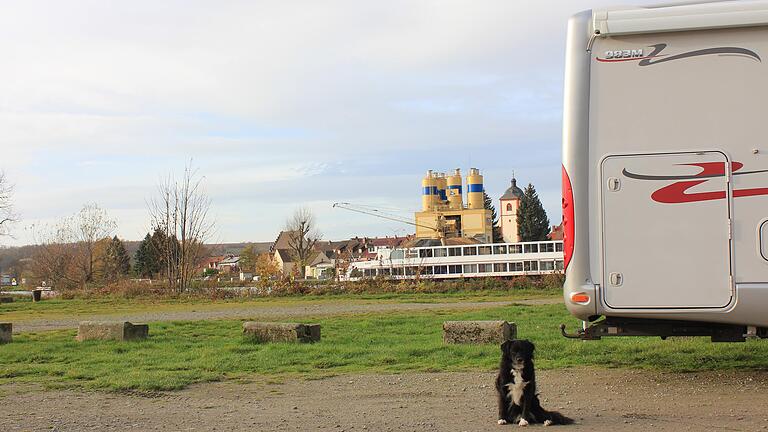 Der Volkacher Wohnmobil-Stellplatz am Mainufer mit Blick auf das Kieswerk in Astheim hat einige Mängel, dennoch beschloss der Stadtrat in seiner Sitzung quasi eine Verdopplung der Gebühr von 5,50 Euro auf zehn Euro je 24 Stunden. Trotz des Reiseverbots im November und deutlicher Hinweisschilder standen dort am Dienstagmorgen zwei Wohnmobile.