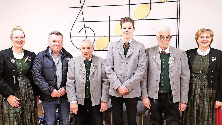 Das Foto zeigt von links Madeline Götz (2. Vors.), Dominik Sitter, Herbert Fröhlich, Tim Liebler, Egon Stürzenberger, Andrea Koch (1. Vors.)       -  Das Foto zeigt von links Madeline Götz (2. Vors.), Dominik Sitter, Herbert Fröhlich, Tim Liebler, Egon Stürzenberger, Andrea Koch (1. Vors.)