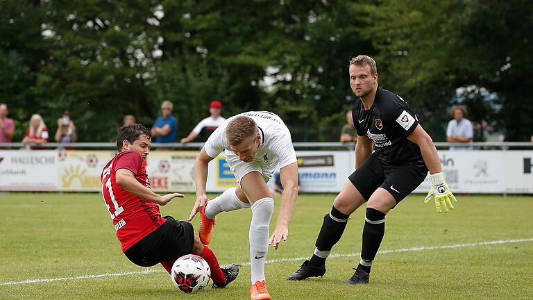 Hier noch in Diensten der DJK Schwebenried/Schwemmelsbach, steht Nikolas Herold (rechts) nun beim FC Fuchsstadt zwischen den Pfosten und tippt gegen Röllbach auf einen 3:1-Sieg seiner Füchse.       -  Hier noch in Diensten der DJK Schwebenried/Schwemmelsbach, steht Nikolas Herold (rechts) nun beim FC Fuchsstadt zwischen den Pfosten und tippt gegen Röllbach auf einen 3:1-Sieg seiner Füchse.