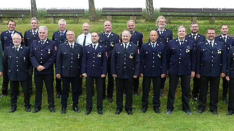 Besonders treue Feuerwehrleute wurden beim Gemeindefeuerwehrtag mit Urkunden und Ehrennadeln ausgezeichnet.