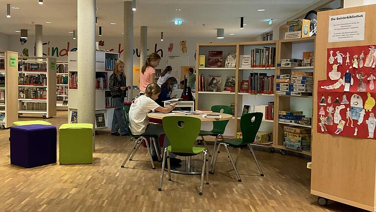 Paarweise recherchieren die Kinder, an welchen Standorten sie ihre Bücher finden können. Paarweise recherchieren die Kinder, an welchen Standorten sie ihre Bücher finden können.