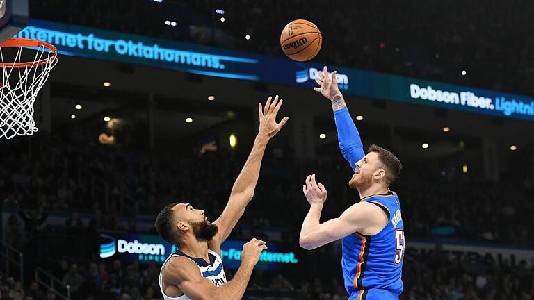 Oklahoma City Thunder - Minnesota Timberwolves       -  Isaiah Hartenstein (r.) gewinnt das Duell mit Rudy Gobert, dem besten Verteidiger der vergangenen Saison.