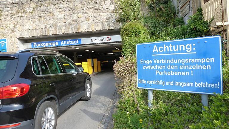 Trotz Warnung am Eingang ecken viele Autofahrer an.
