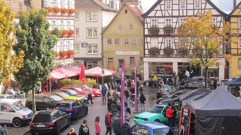 Voll bevölkert: Das GTI-Treffen in Münnerstadt brachte Autos und Menschen zusammen. Foto: Hartmut Hessel - Voll bevölkert: Das GTI-Treffen in Münnerstadt brachte Autos und Menschen zusammen. Foto: Hartmut Hessel Voll bevölkert: Das GTI-Treffen in Münnerstadt brachte Autos und Menschen zusammen. Foto: Hartmut Hessel - Voll bevölkert: Das GTI-Treffen in Münnerstadt brachte Autos und Menschen zusammen. Foto: Hartmut Hessel