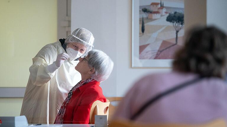 Das Gesundheitszentrum Main-Spessart in Gemünden empfiehlt seinen Besuchern weiterhin, sich zu Beginn eines Besuchs vor Ort testen zu lassen. Unser Symbolbild zeigt eine Testsituation in einer Einrichtung in Baden-Württemberg.