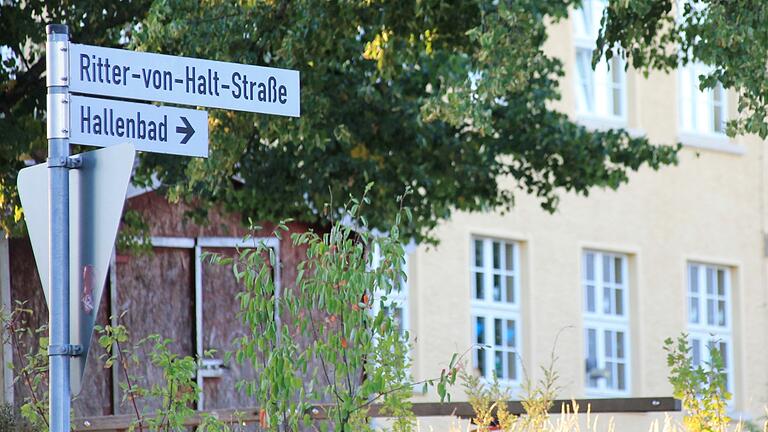 Wenn es nach den Schüler der Dr.-Alfred-Hauser-Schule (im Bildhintergrund) geht, soll die Ritter-von-Halt-Straße umbenannt werden. Der Ostheimer Stadtrat befürwortete mehrheitlich eine Namensänderung. Das letzte Wort sollen aber die Anwohner haben, die hierzu nun befragt werden.