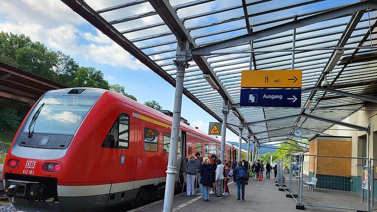Alles andere als einladend präsentiert sich der Bad Kissinger Bahnhof. Wegen der Baustelle am Bahnsteig stehen alle Sitzmöglichkeiten hinter einem Bauzaun. Eine offene Toilette gibt es auch nicht, auch wenn das Schild am Bahnsteig noch darauf hinw... - Alles andere als einladend präsentiert sich der Bad Kissinger Bahnhof. Wegen der Baustelle am Bahnsteig stehen alle Sitzmöglichkeiten hinter einem Bauzaun. Eine offene Toilette gibt es auch nicht, auch wenn das Schild am Bahnsteig noch darauf hinweist. Alles andere als einladend präsentiert sich der Bad Kissinger Bahnhof. Wegen der Baustelle am Bahnsteig stehen alle Sitzmöglichkeiten hinter einem Bauzaun. Eine offene Toilette gibt es auch nicht, auch wenn das Schild am Bahnsteig noch darauf hinw... - Alles andere als einladend präsentiert sich der Bad Kissinger Bahnhof. Wegen der Baustelle am Bahnsteig stehen alle Sitzmöglichkeiten hinter einem Bauzaun. Eine offene Toilette gibt es auch nicht, auch wenn das Schild am Bahnsteig noch darauf hinweist.