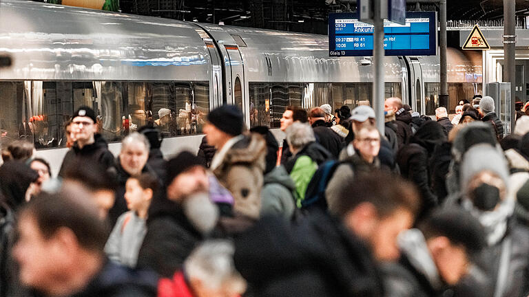 Streik_Bahn_GDL_Bayern.jpg       -  Ratlose Gesichter und volle Bahnsteige: Auch in Bayern läuft der Bahnstreik der GDL.