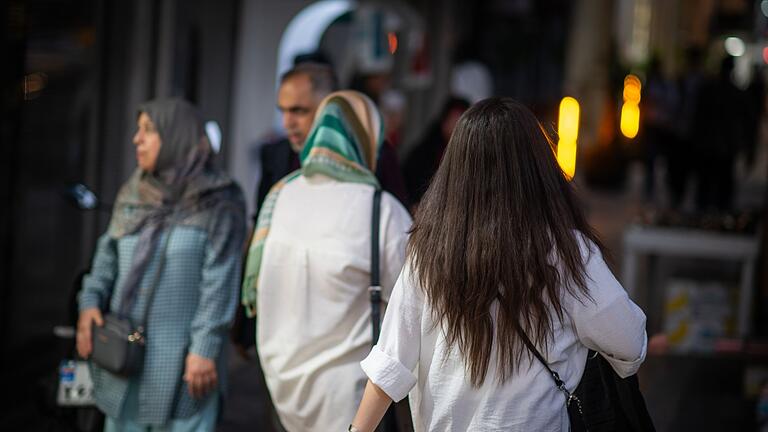 Frauen im Iran       -  Seit Protesten vor zwei Jahren ignorieren viele Frauen im Iran die Kopftuchpflicht. (Archivbild)