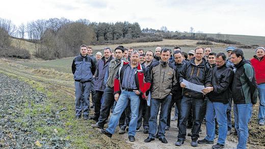 Statt eines Grabens ist hier nur ein Feldweg: Die Landwirte der Interessengemeinschaft informieren sich am Acker von Martin Häusler (mit Karte) über die Folgen des neuen Wassergesetzes von Baden-Württemberg.