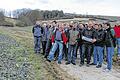 Statt eines Grabens ist hier nur ein Feldweg: Die Landwirte der Interessengemeinschaft informieren sich am Acker von Martin Häusler (mit Karte) über die Folgen des neuen Wassergesetzes von Baden-Württemberg.