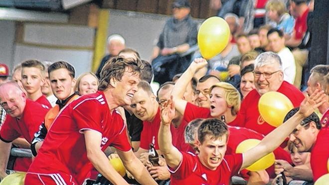 Da war Eibstadts Welt noch in Ordnung: Torschütze Daniel Fürst (rechts), Michael Seuberling und die Fans feiern das 1:0.