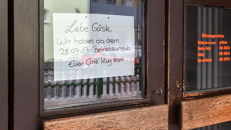 Das Schild mit dem Text zur Sommerpause hing bis Ende September in der Studentenkneipe und sorgte für Verwirrung.