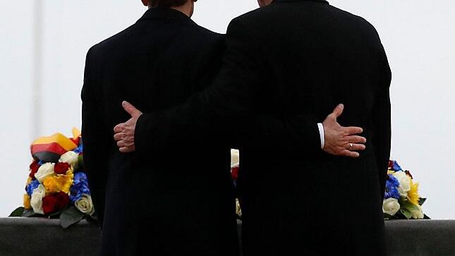 FRANCE-GERMANY-POLITICS-DIPLOMACY-WWI-MEMORIAL       -  Arm in Arm: Frankreichs Staatspräsident Emmanuel Macron und Bundespräsident Frank-Walter Steinmeier bei der Einweihung der deutsch-französischen Gedenkstätte im Elsass.