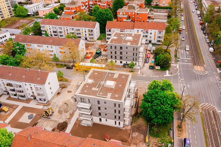 Ein Drohnen-Foto: Durch die Bauweise mit Fertigteilen kann sehr viel schneller Wohnraum errichtet werden, als in herkömmlicher Bauweise.&nbsp;Jede Wohnung hat einen Balkon oder eine Terrasse.