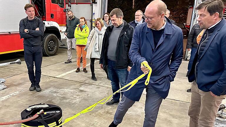 Matthias Rüth (Fraktionsvorsitzender CSU) testet unter den Augen von Bürgermeister Alexander Knahn den Tacbag.