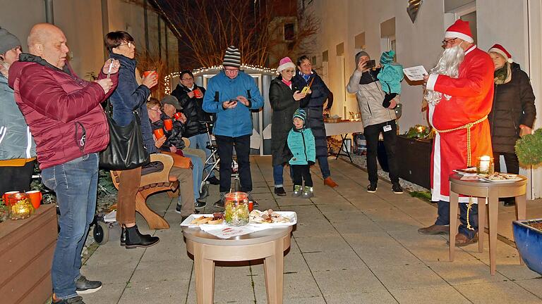 Besuch des Nikolaus beim Lichterglanz der AWO-Tagespflege.