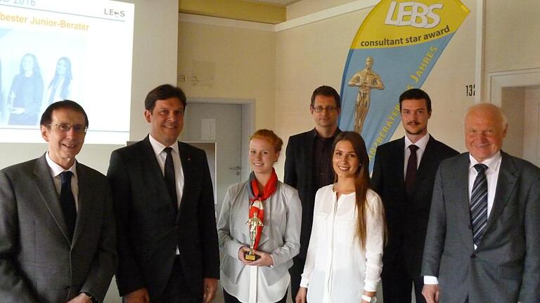 Auf dem Bild sehen Sie von links nach nachts:OStD Helmut Schappacher (Schulleiter)Marco Will (HypoVereinsbank Filialleitung Schweinfurt)Elena Göbel (HypoVereinsbank Gewinnerin)StD Bernd Hacker (LEBS-Projektbetreuung)Klara Weissensel (Flessabank – Finalrundenteilnehmerin)Mike Bauer (Sparkasse Schweinfurt – Finalrundenteilnehmer)StD Walter Lindner (Berufsgruppenbetreuung) Auf dem Bild sehen Sie von links nach nachts:OStD Helmut Schappacher (Schulleiter)Marco Will (HypoVereinsbank Filialleitung Schweinfurt)Elena Göbel (HypoVereinsbank Gewinnerin)StD Bernd Hacker (LEBS-Projektbetreuung)Klara Weissensel (Flessabank – Finalrundenteilnehmerin)Mike Bauer (Sparkasse Schweinfurt – Finalrundenteilnehmer)StD Walter Lindner (Berufsgruppenbetreuung)