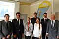 Auf dem Bild sehen Sie von links nach nachts:OStD Helmut Schappacher (Schulleiter)Marco Will (HypoVereinsbank Filialleitung Schweinfurt)Elena Göbel (HypoVereinsbank Gewinnerin)StD Bernd Hacker (LEBS-Projektbetreuung)Klara Weissensel (Flessabank – Finalrundenteilnehmerin)Mike Bauer (Sparkasse Schweinfurt – Finalrundenteilnehmer)StD Walter Lindner (Berufsgruppenbetreuung)