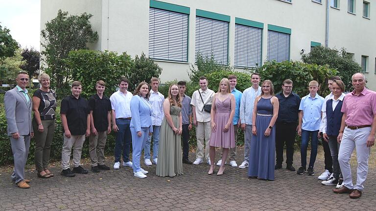 Abschlussfeier an der Sinngrund-Mittelschule in Burgsinn mit Schulleiter Alexander Obert und Konrektorin Sabine Plawky (links) sowie Klassenleiter Steffen Schultheis (rechts).