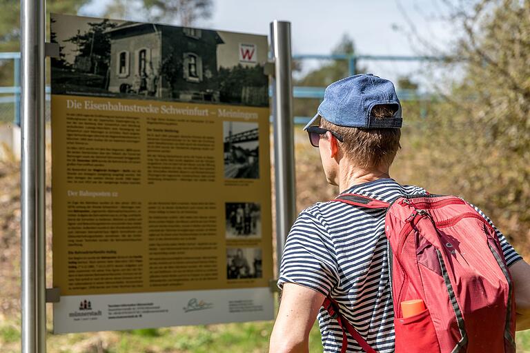 Unterwegs auf der Extratour Wacholderheide in Münnerstadt: An der Bahnstrecke steht diese Informationstafel.