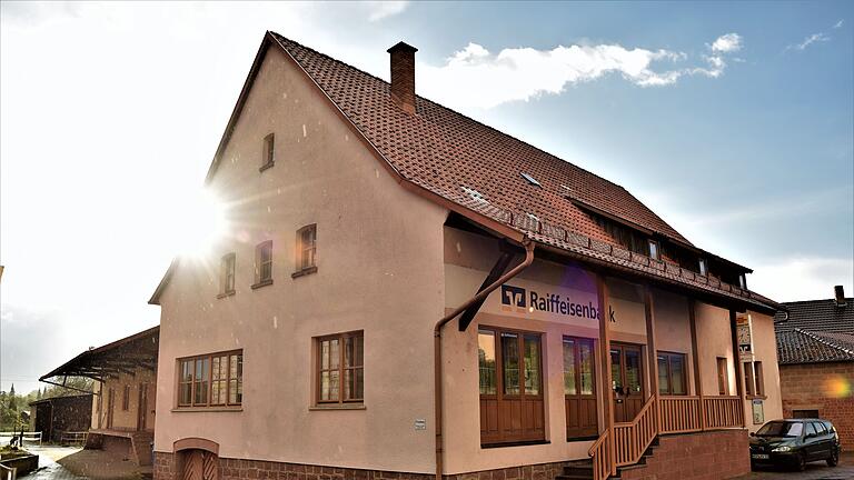 Die Raiffeisenbank Main-Spessart will ihre Bestandsgebäude an der Waldzeller Straße in Steinfeld abreißen und dort einen Neubau mit Bankfiliale und sieben Wohnungen errichten. Die Raiffeisenbank Main-Spessart will ihre Bestandsgebäude an der Waldzeller Straße in Steinfeld abreißen und dort einen Neubau mit Bankfiliale und sieben Wohnungen errichten.
