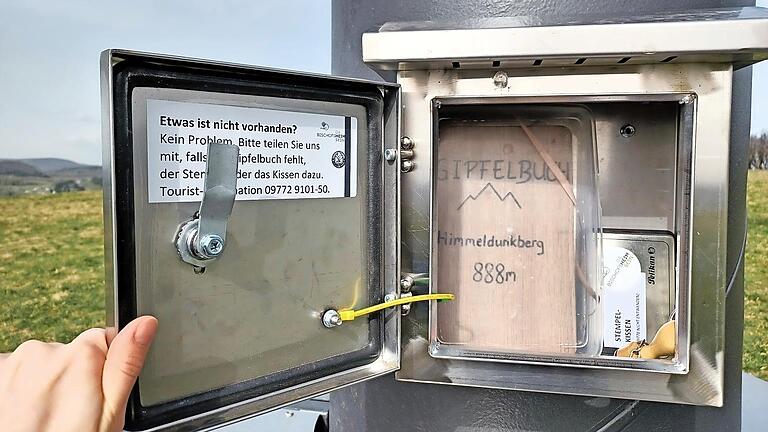 So sieht die Stempelstelle am Himmeldunkberg aus. Wer den 888 Meter hohen Berg erklommen hat, kann sich hier den Stempel für seinen Gipfelpass holen und sich im Gipfelbuch des Rhönklubs eintragen. - So sieht die Stempelstelle am Himmeldunkberg aus. Wer den 888 Meter hohen Berg erklommen hat, kann sich hier den Stempel für seinen Gipfelpass holen und sich im Gipfelbuch des Rhönklubs eintragen. So sieht die Stempelstelle am Himmeldunkberg aus. Wer den 888 Meter hohen Berg erklommen hat, kann sich hier den Stempel für seinen Gipfelpass holen und sich im Gipfelbuch des Rhönklubs eintragen. - So sieht die Stempelstelle am Himmeldunkberg aus. Wer den 888 Meter hohen Berg erklommen hat, kann sich hier den Stempel für seinen Gipfelpass holen und sich im Gipfelbuch des Rhönklubs eintragen.