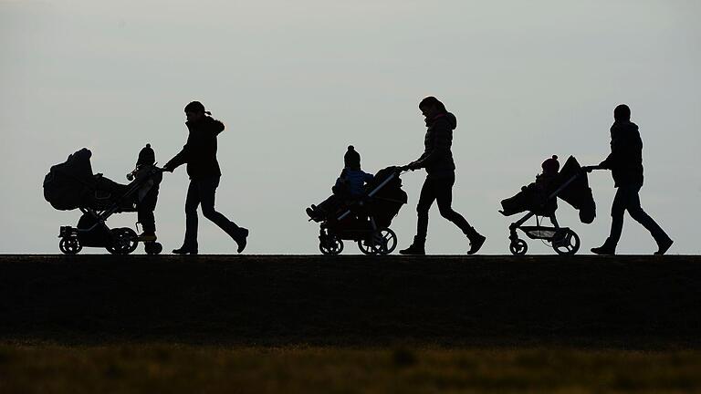 Kinderwagen.jpeg       -  Kindergeld unterstützt viele Familien in Deutschland. Monatlich werden 250 Euro pro Kind gezahlt. Als die Leistung eingeführt wurde, waren es jedoch nur 25 Deutsche Mark.