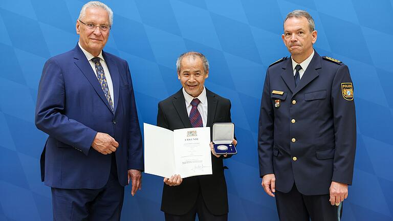 Van Long Hoang (Mitte) erhielt von Innenminister Joachim Herrmann (links) und dem bayerischen Landespolizeipräsidenten Michael Schwald die Courage-Medaille.