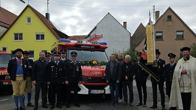 Im Bild von links die Gemeinderäte Sebastian Lösch und Alexander Nicklaus, Bürgermeister Stefan Rottmann, Kreisbrandrat Holger Strunk, Kreisbrandmeister Thomas Eberl, Kreisbrandinspektor Florian Zippel, Kommandant Bruno Liszka, 2. Bürgermeister Jürgen Geist, Gemeinderat Alexander Geyer und 3. Bürgermeister Bernd Götzendörfer.