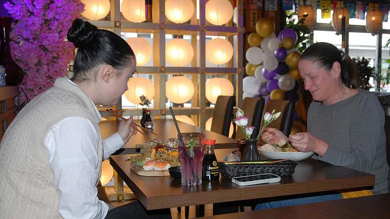 Zwei Besucherinnen lassen sich die vietnamesische und asiatische Küche bei Nam & Friends schmecken. Zwei Besucherinnen lassen sich die vietnamesische und asiatische Küche bei Nam & Friends schmecken.